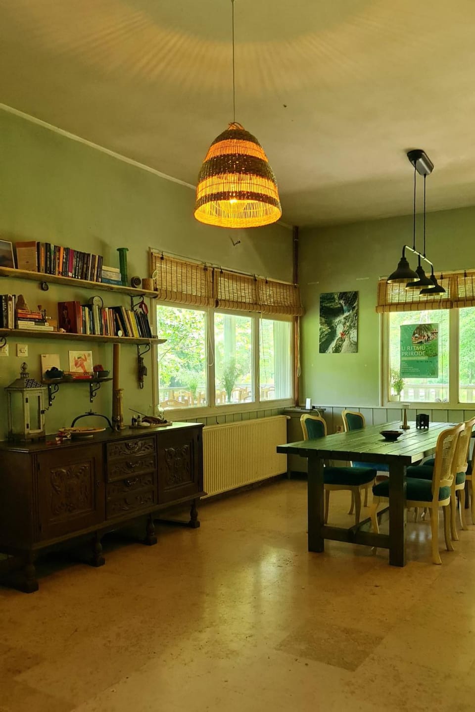 Restaurant/places to eat, Library, Dining area