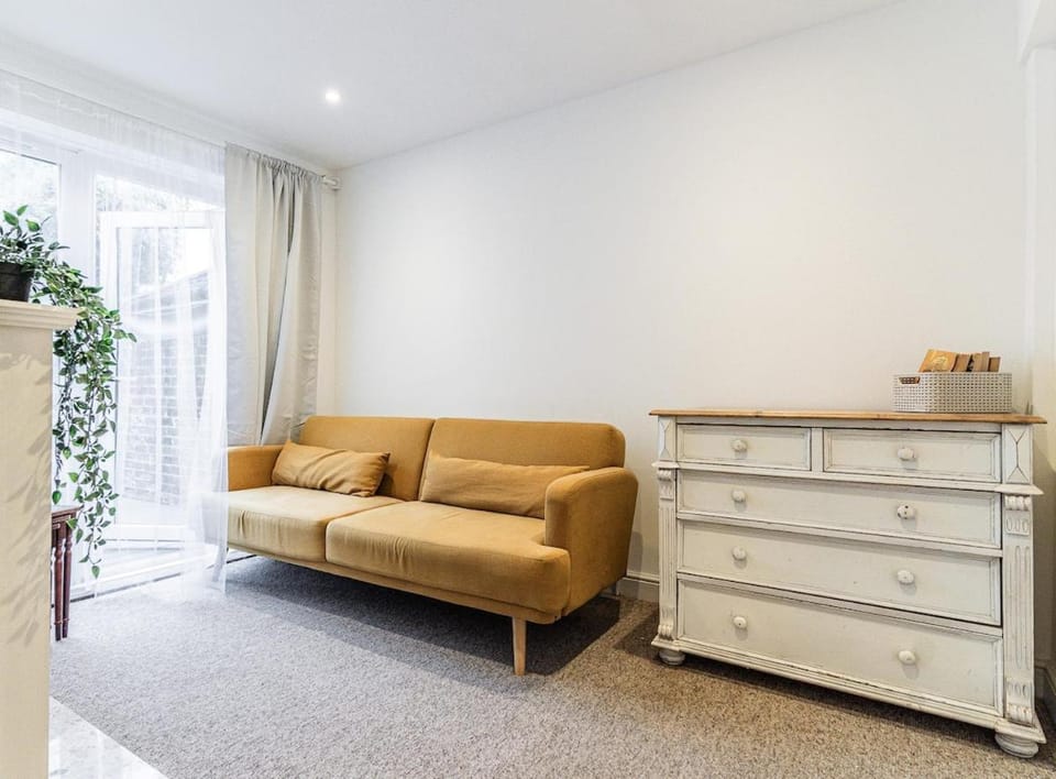 Chichester City Retreat - Stylish 4 Bed with LEGO Room, WFH Office and Free Parking House in Chichester