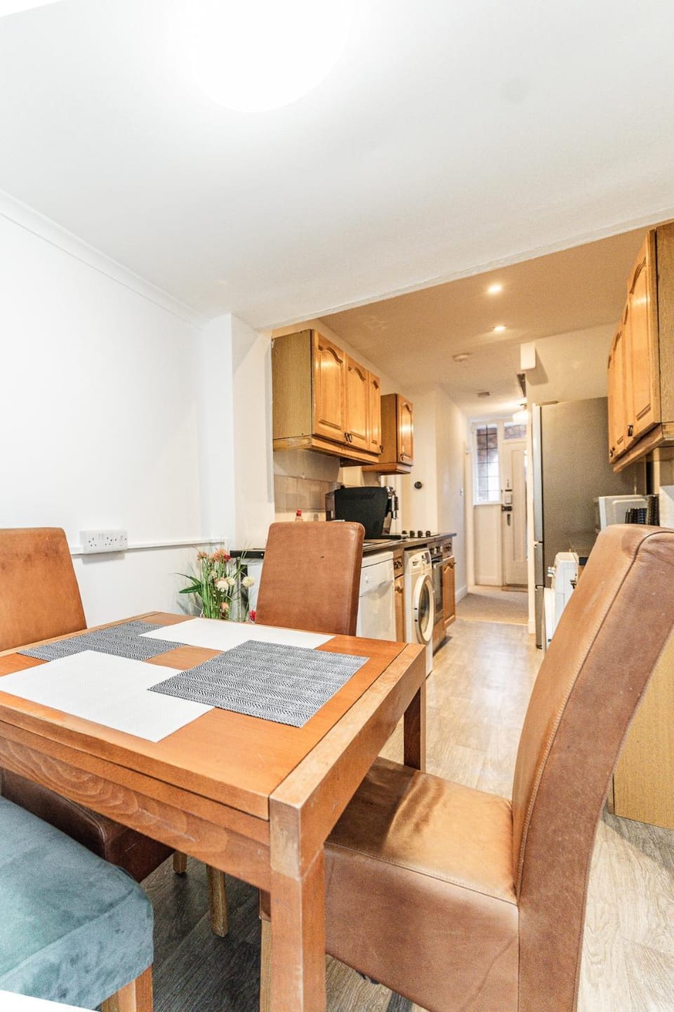 Chichester City Retreat - Stylish 4 Bed with LEGO Room, WFH Office and Free Parking House in Chichester