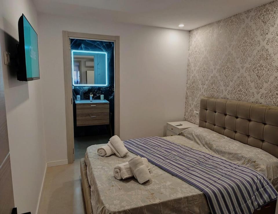 Bed, Photo of the whole room, Bedroom, towels