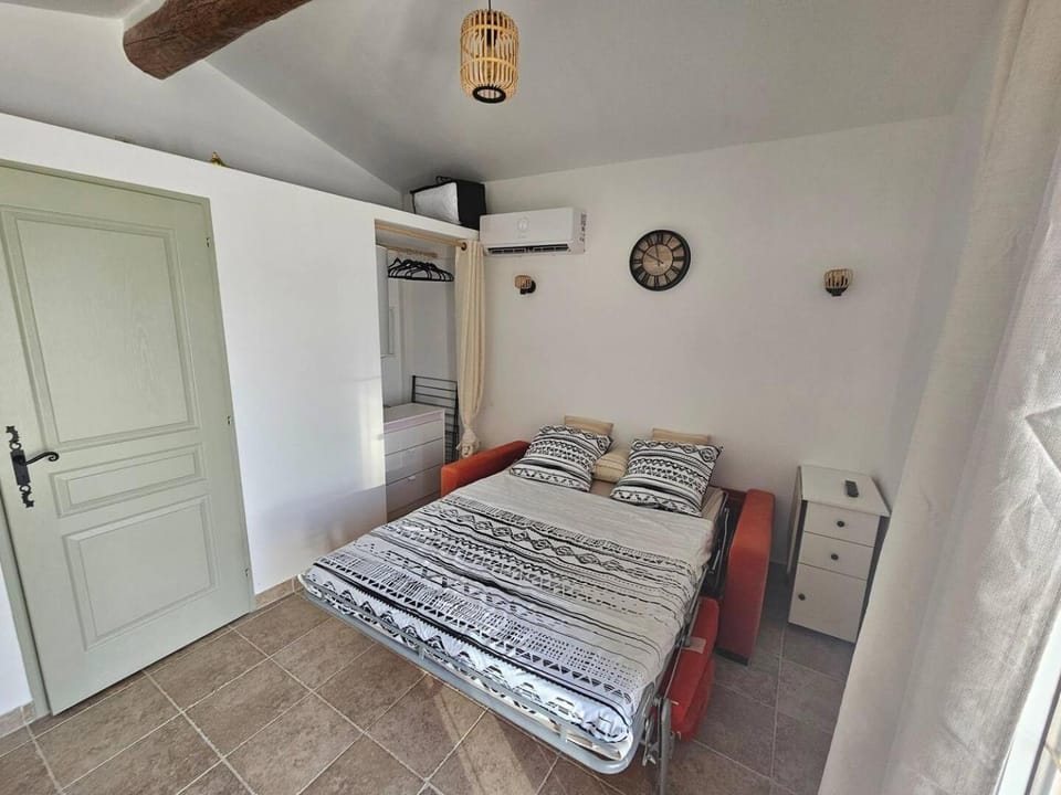 Bed, Bedroom, air conditioner