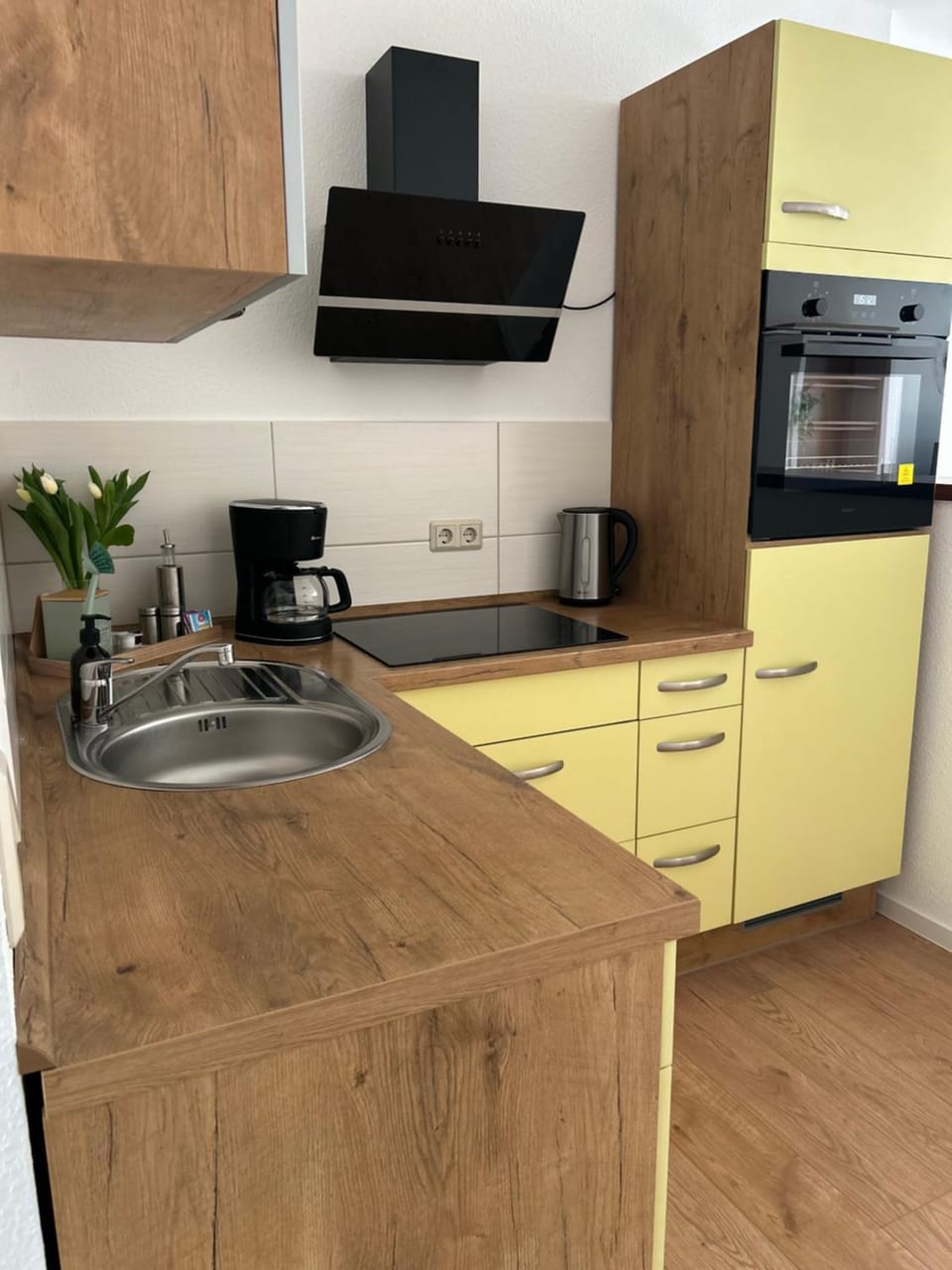 Coffee/tea facilities, Kitchen or kitchenette, microwave, stove
