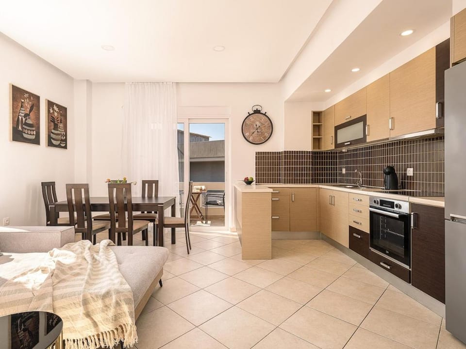 Kitchen or kitchenette, Living room, Seating area, Dining area, minibar, oven