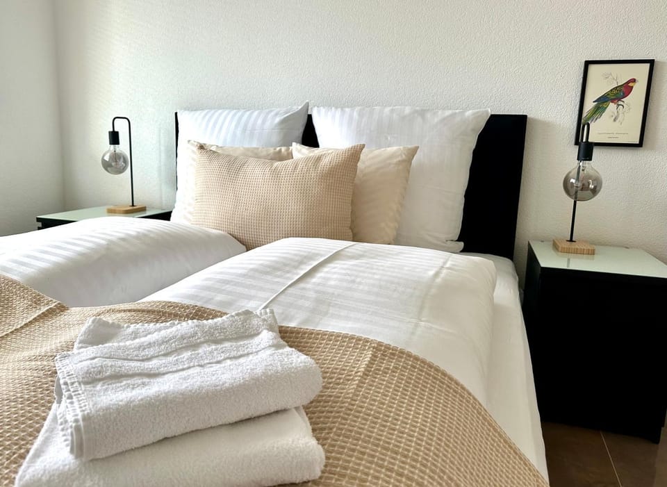 Bed, Bedroom, towels