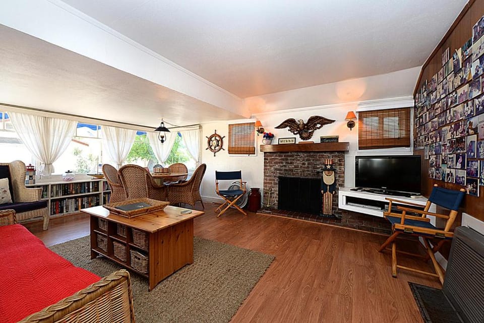 353E 353 Eucalyptus House in Avalon