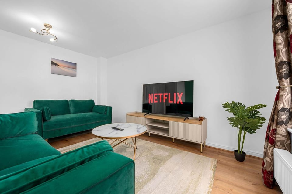 City Superhost 3-Bed House with Garden Free Parking House in Salford