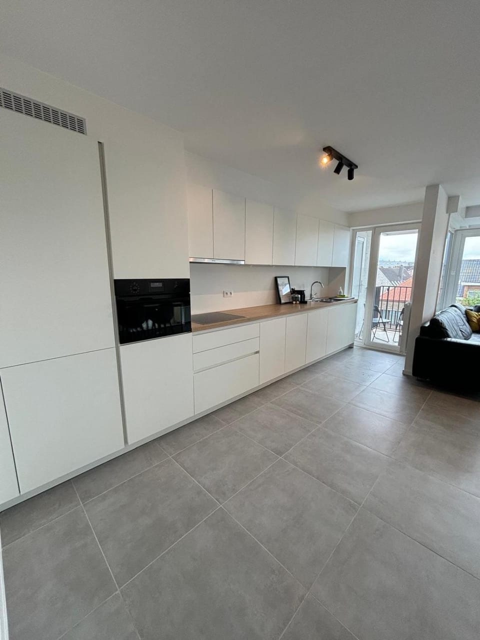 Kitchen or kitchenette, dishwasher, stove