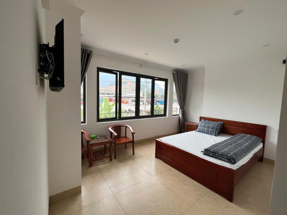 Bed, TV and multimedia, Living room, Photo of the whole room, Seating area, Bedroom