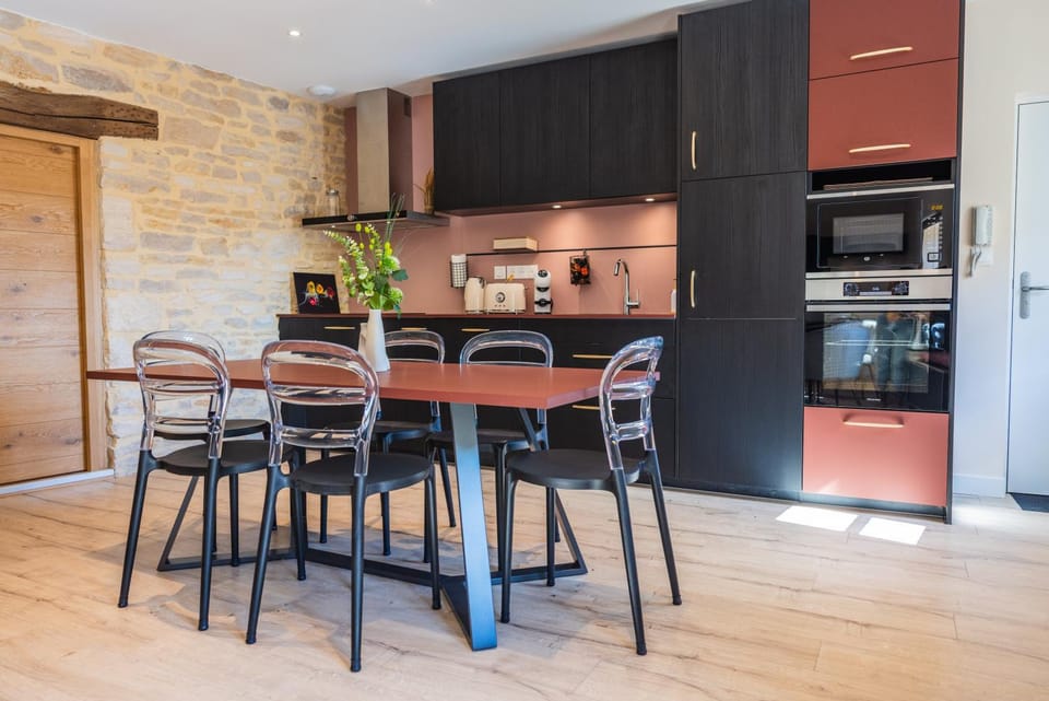 Kitchen or kitchenette, Dining area