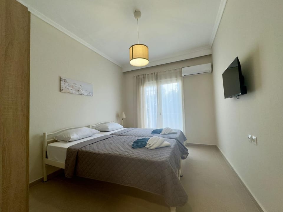Bed, TV and multimedia, Photo of the whole room, Bedroom, towels