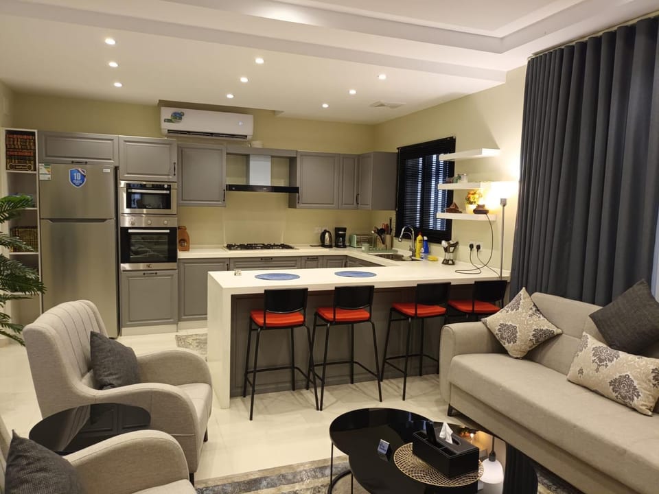 Property building, View (from property/room), Kitchen or kitchenette, Living room, Seating area, Dining area, oven, stove, toaster