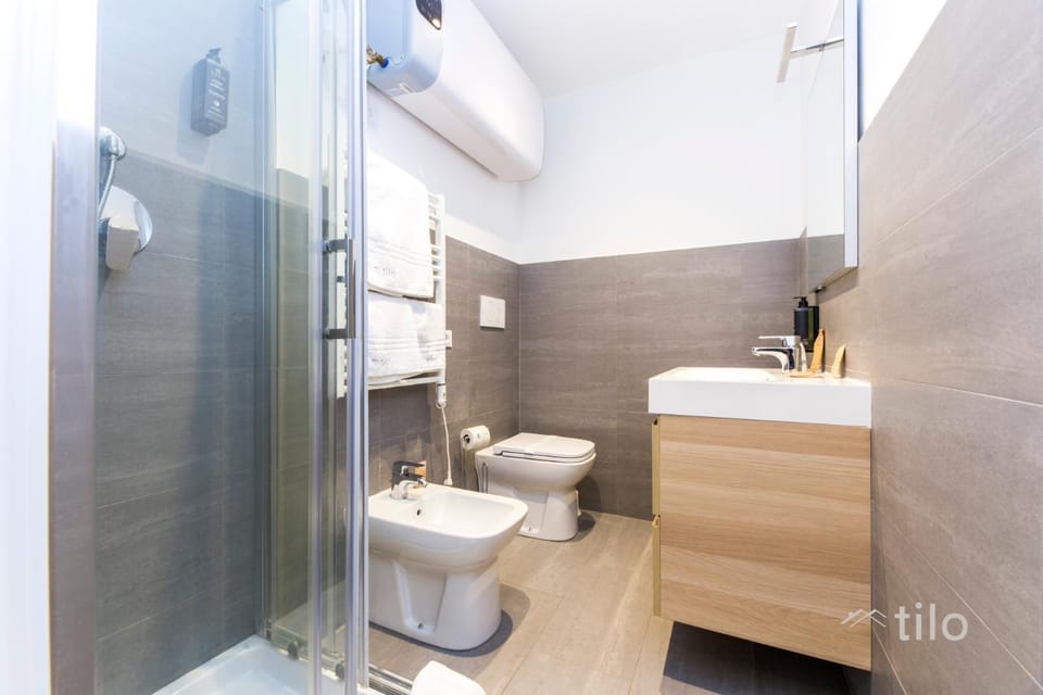 Toilet, Bath, towels
