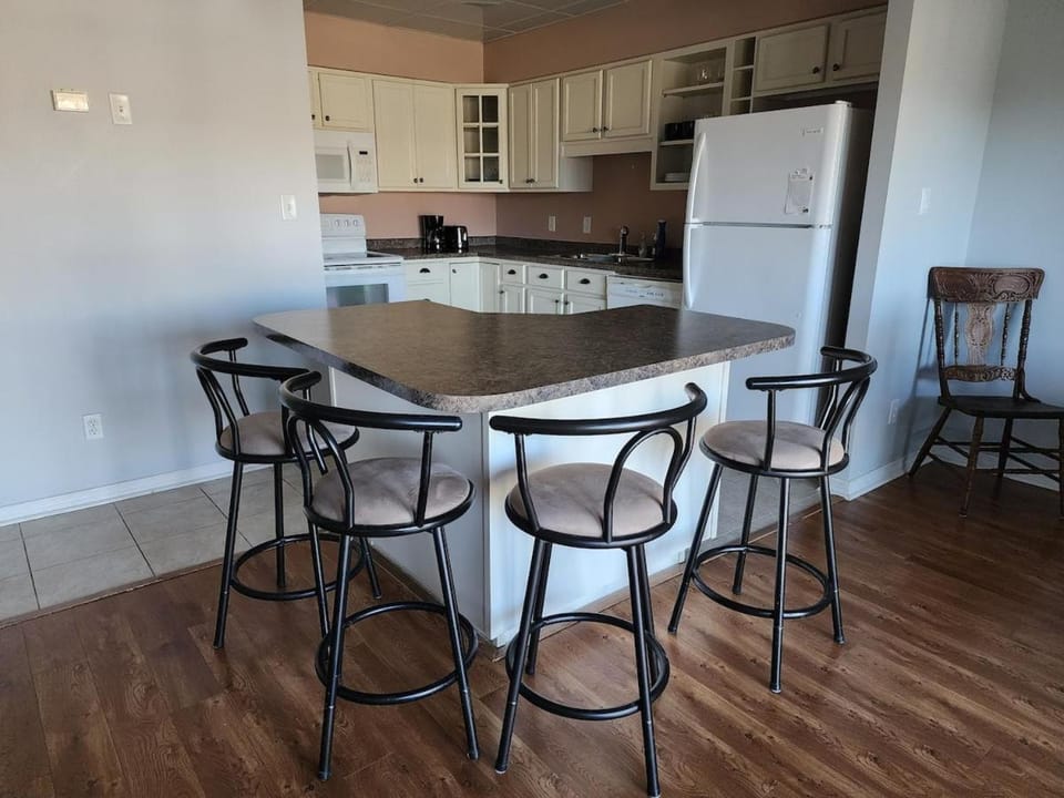 Kitchen or kitchenette, Dining area, stove