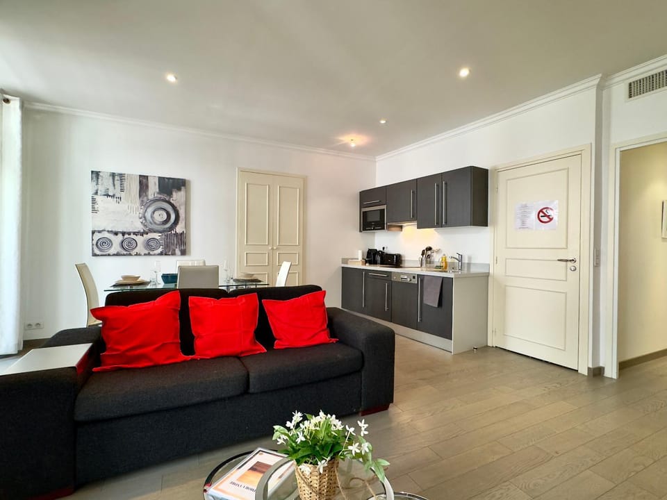 Kitchen or kitchenette, Living room, Dining area, stove