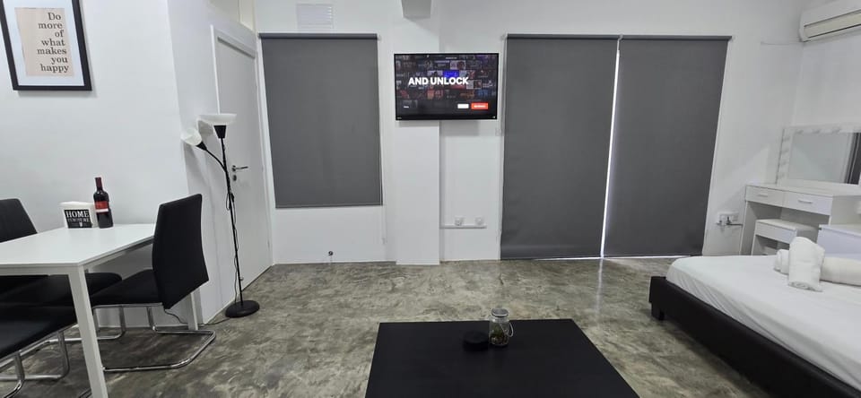 TV and multimedia, Photo of the whole room, Seating area, Bedroom