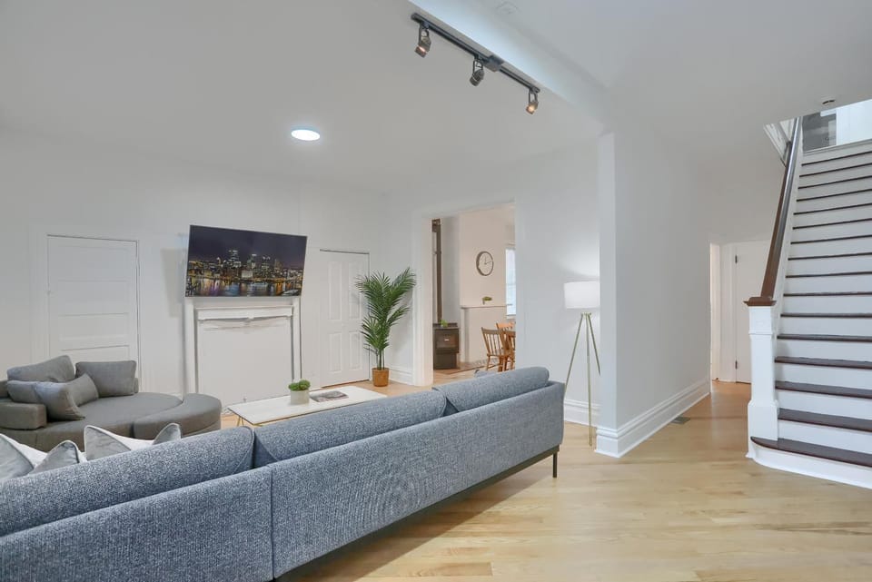 Modern and Spacious Four Bedroom House in Pittsburgh with Parking House in Pittsburgh