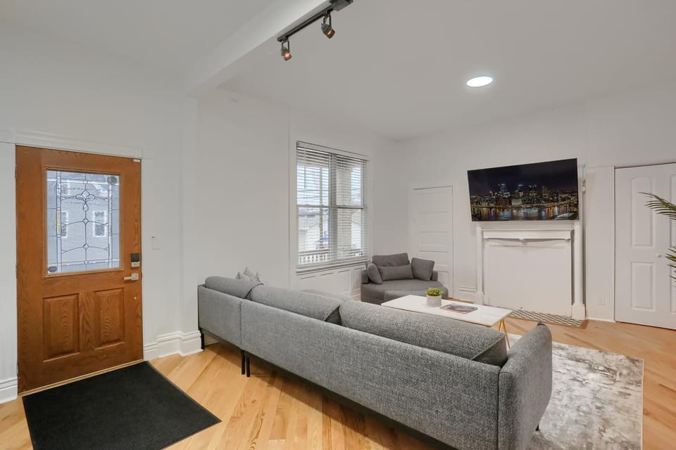 Modern and Spacious Four Bedroom House in Pittsburgh with Parking House in Pittsburgh