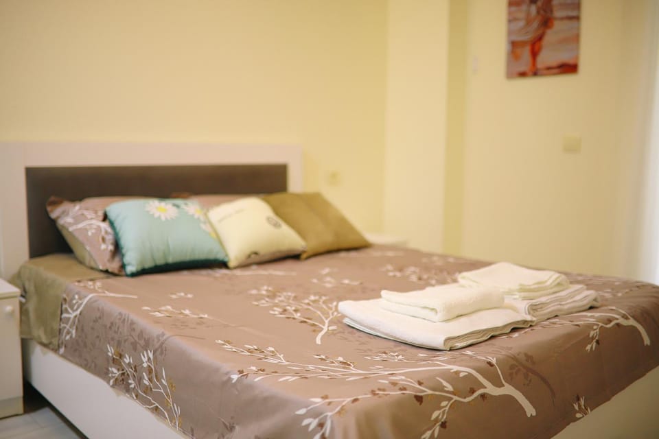 Bed, Photo of the whole room, Bedroom, towels