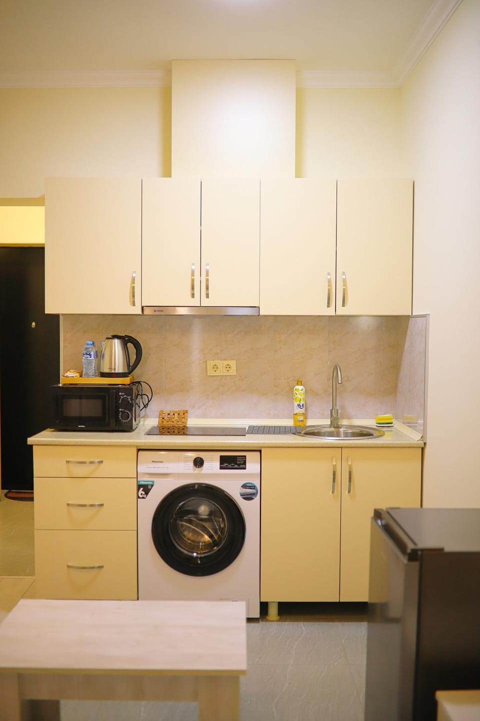Coffee/tea facilities, Kitchen or kitchenette, stove, washing machine