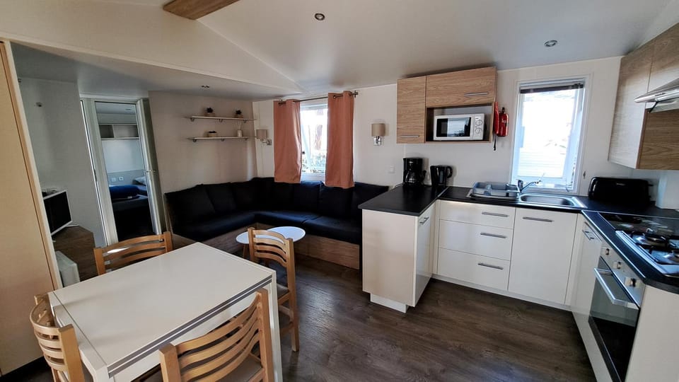 Seating area, Dining area, kitchen