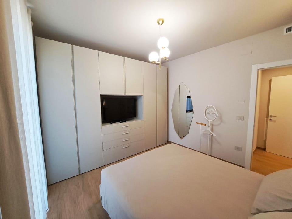Bed, TV and multimedia, Photo of the whole room, Bedroom, wardrobe