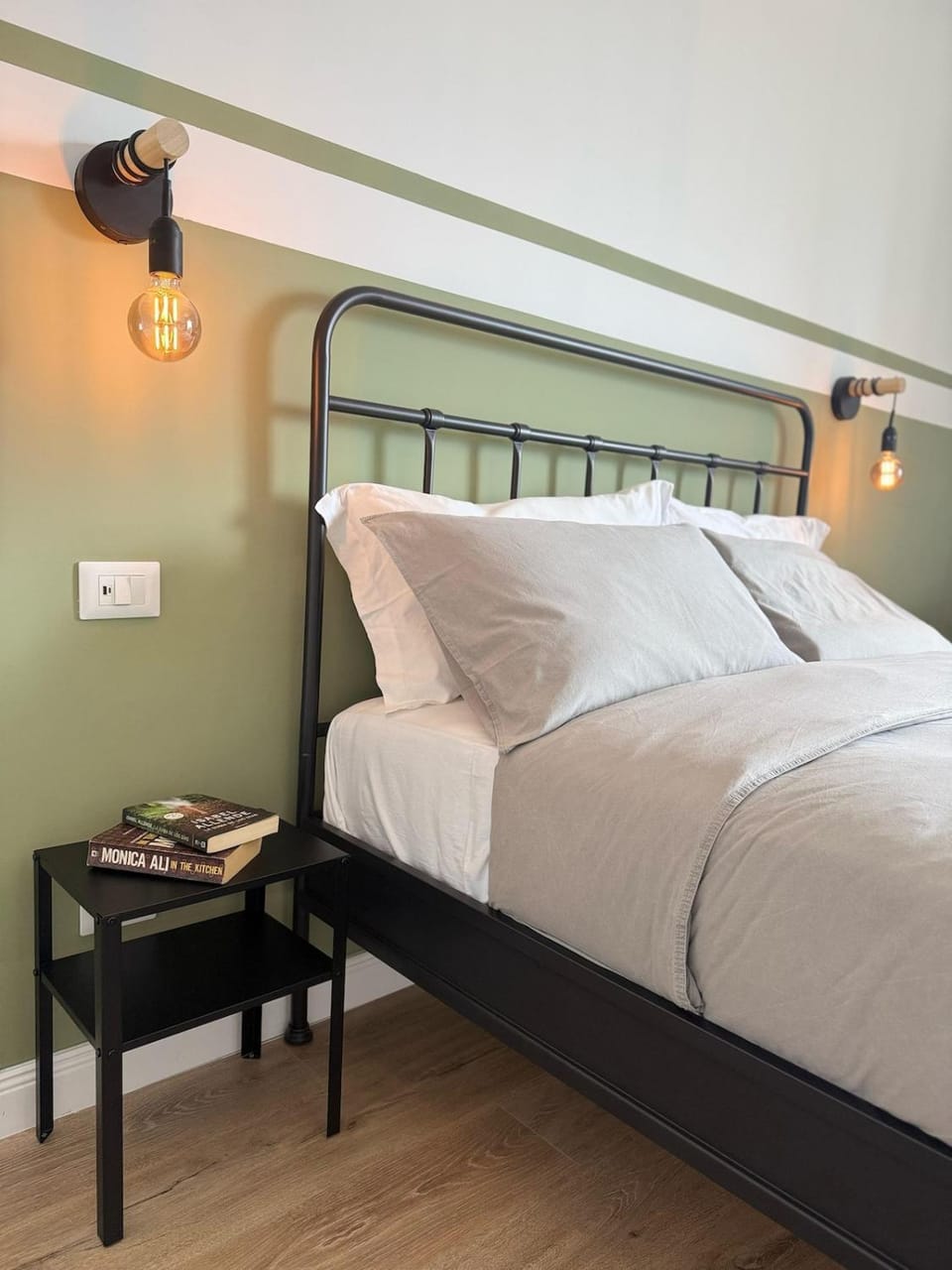 Bed, TV and multimedia, Bedroom