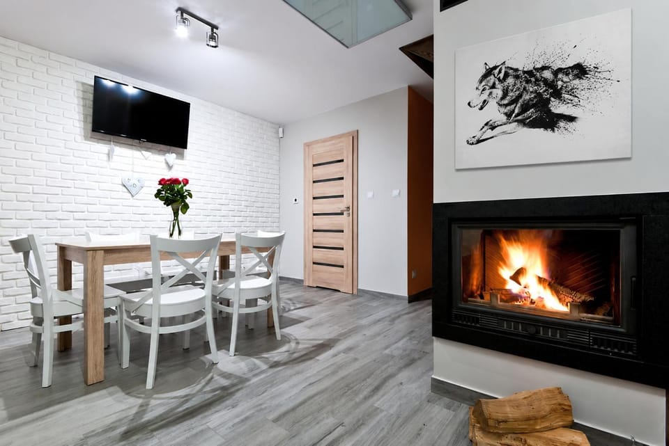TV and multimedia, Living room, Dining area, fireplace