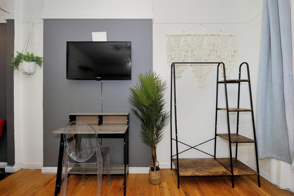 Furnished 2 Bedroom Apartment in Lennox Hill, June To Aug 90 Days Stay Required Apartment in Upper East Side