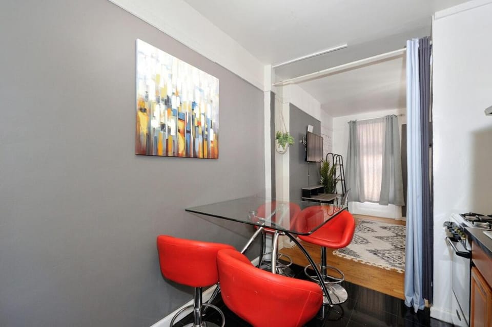 Furnished 2 Bedroom Apartment in Lennox Hill, June To Aug 90 Days Stay Required Apartment in Upper East Side