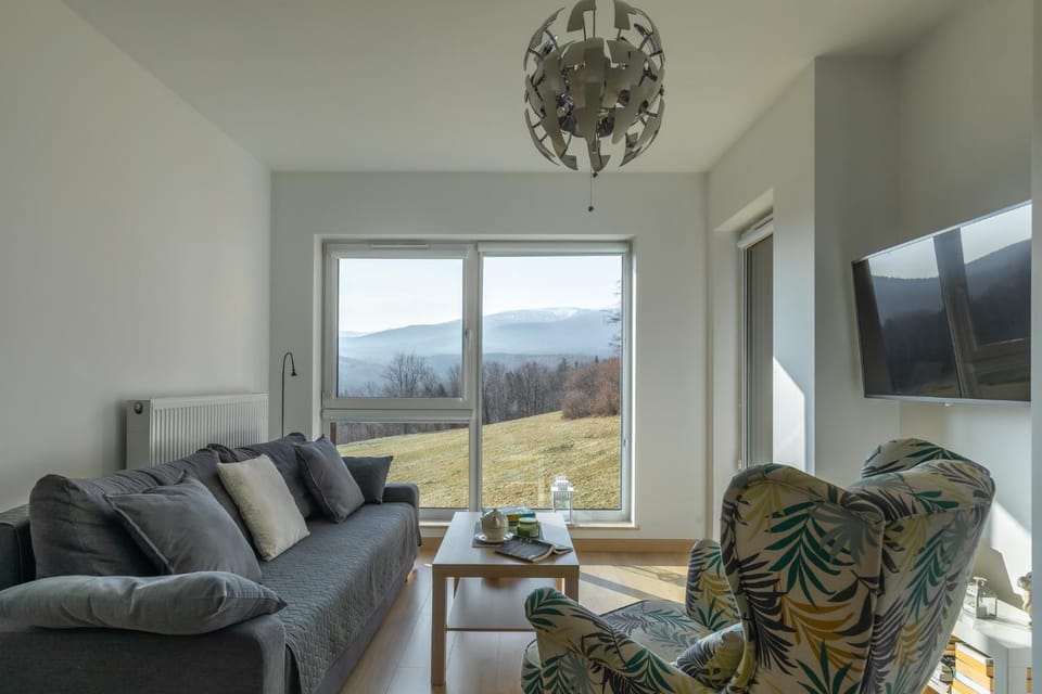 TV and multimedia, Living room, Seating area, Mountain view