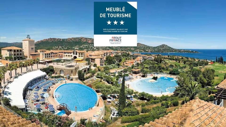 Cap Esterel, quartier Belvédère 2p meublé tourisme 3 étoiles climatisé Rez-de-Jardin, Vue Mer, WIFI, Piscine et Parking inclus Apartment in Saint-Raphael