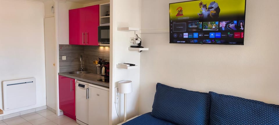Cap Esterel, quartier Belvédère 2p meublé tourisme 3 étoiles climatisé Rez-de-Jardin, Vue Mer, WIFI, Piscine et Parking inclus Apartment in Saint-Raphael