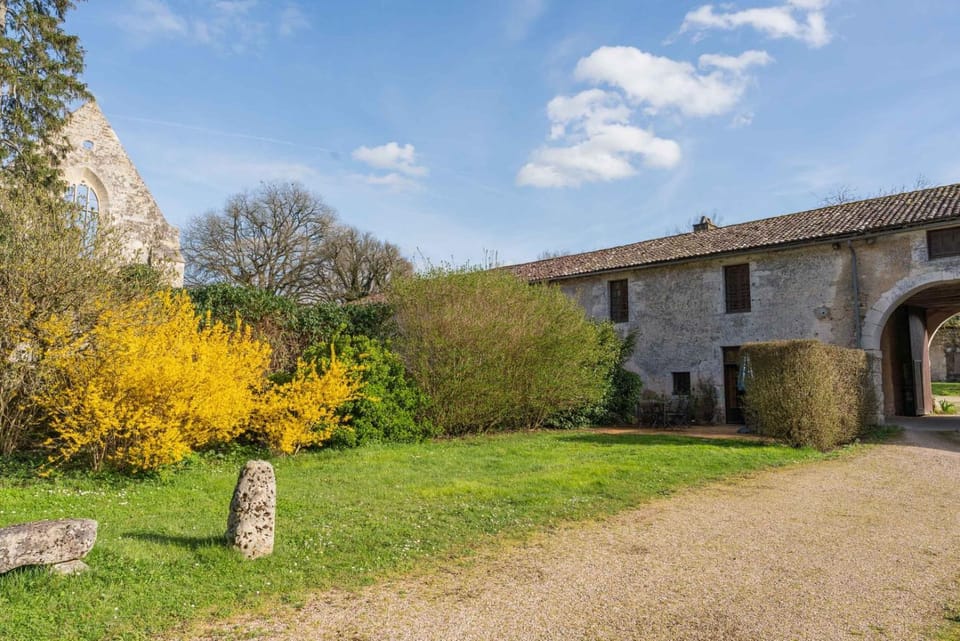 Gîte du Pin - Abbaye Béruges Country House in Nouvelle-Aquitaine