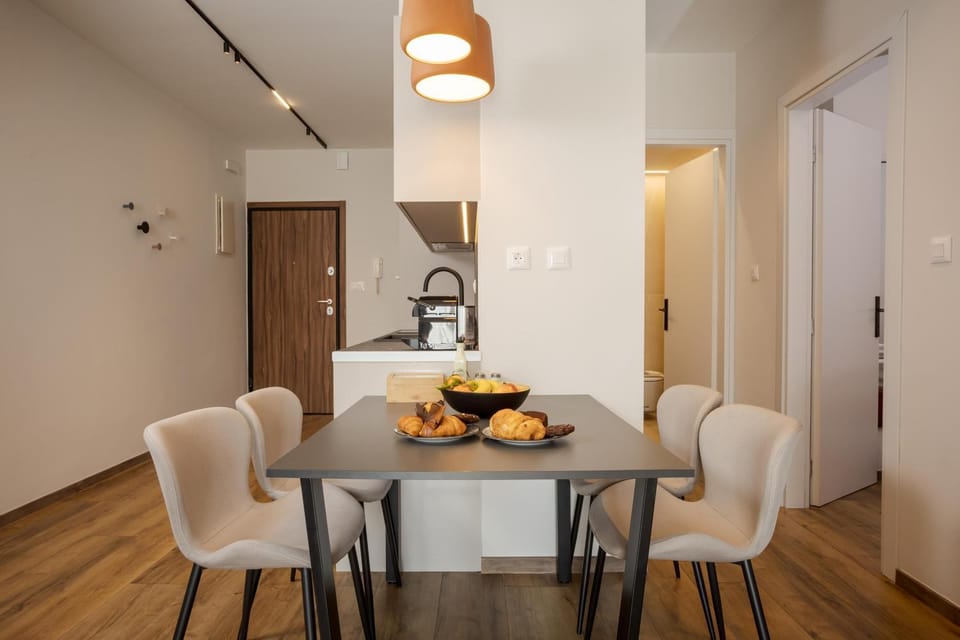 Kitchen or kitchenette, Living room, Food and drinks, Seating area, Dining area, Food