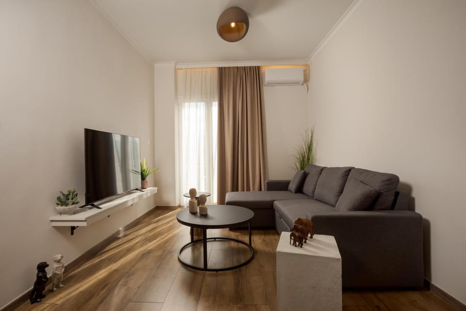 TV and multimedia, Living room, Seating area, Evening entertainment