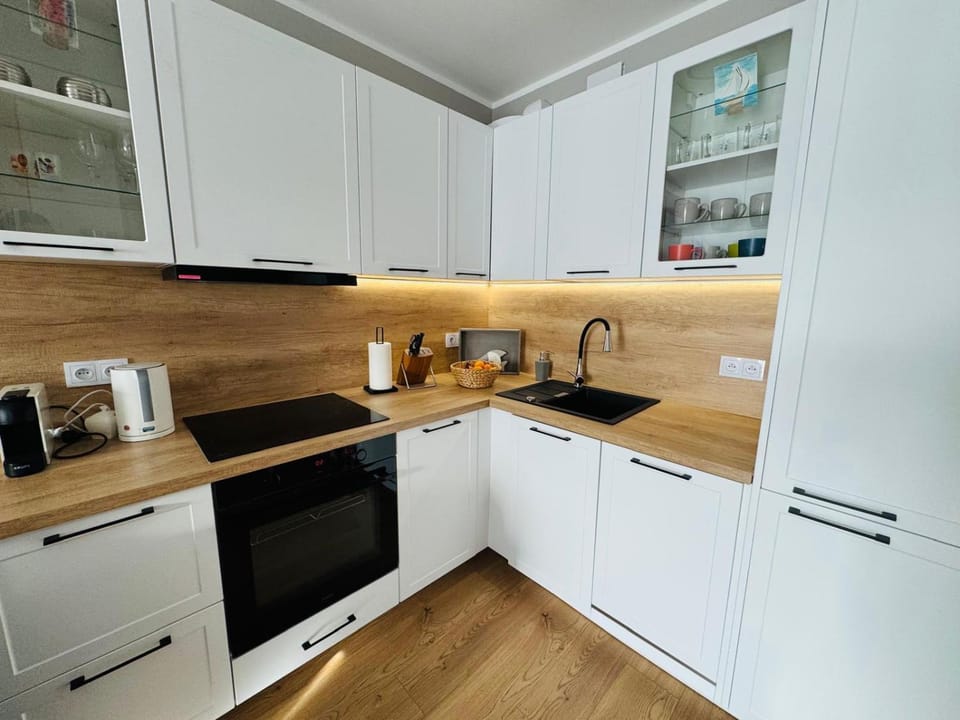 Coffee/tea facilities, Kitchen or kitchenette, dishwasher, stove