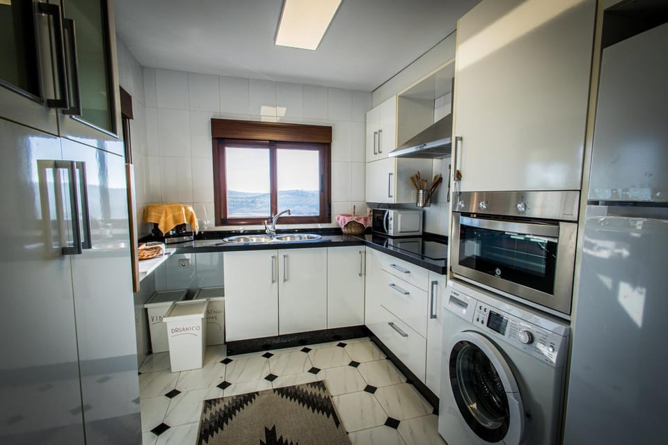 Kitchen or kitchenette, oven, washing machine