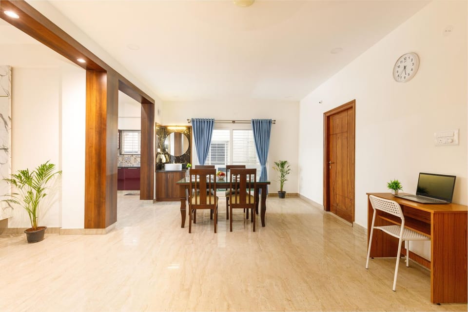 TV and multimedia, Kitchen or kitchenette, Living room, Seating area, Dining area