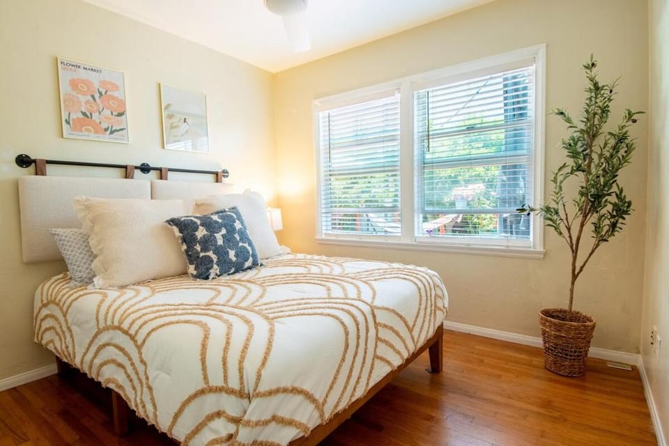 Ultimate Escape! Huge Yard Parking Walk to Beach Apartment in La Jolla