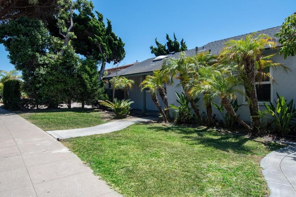 Ultimate Escape! Huge Yard Parking Walk to Beach Apartment in La Jolla