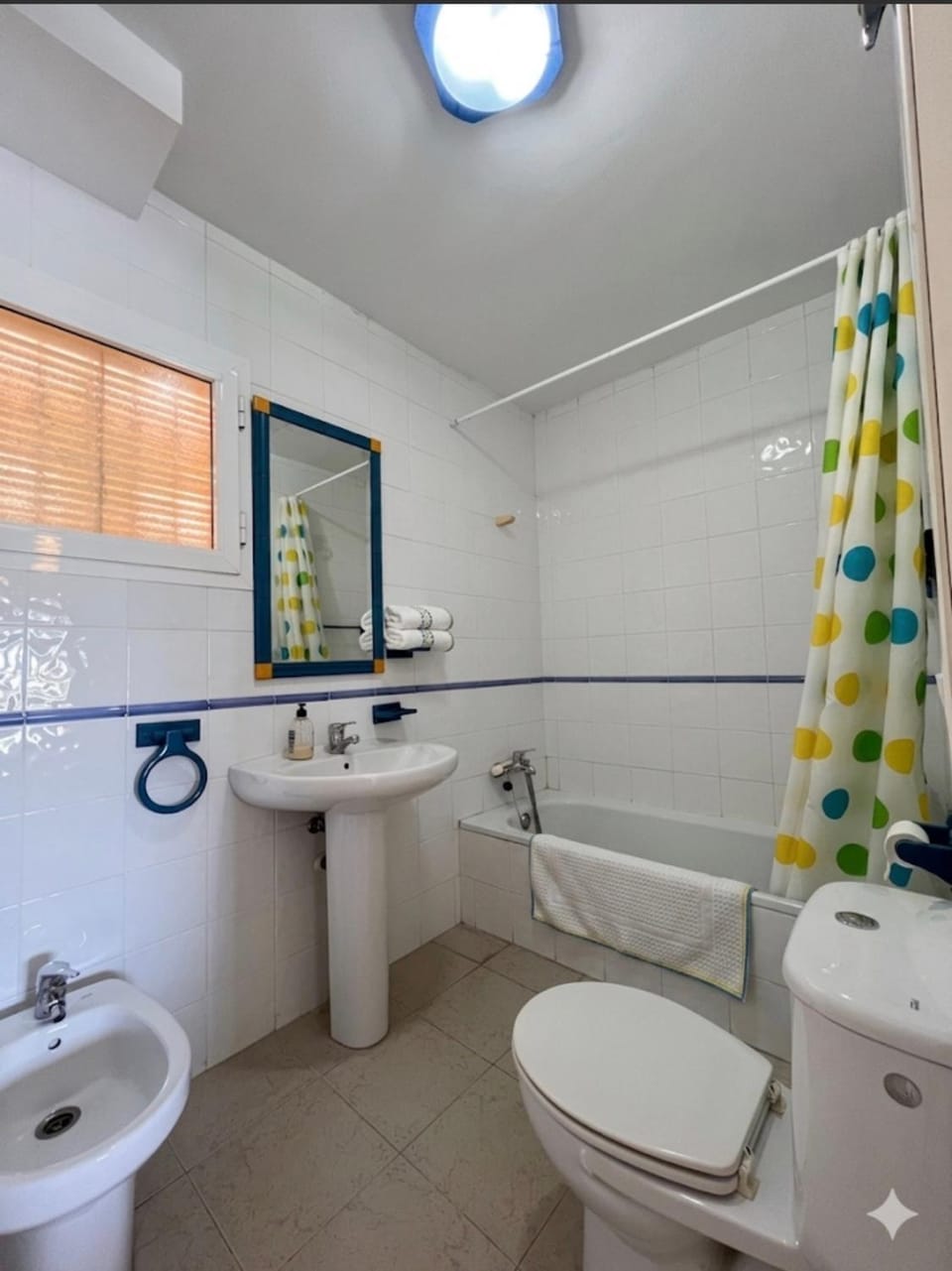 Shower, Toilet, Bathroom, Bath, bidet, towels