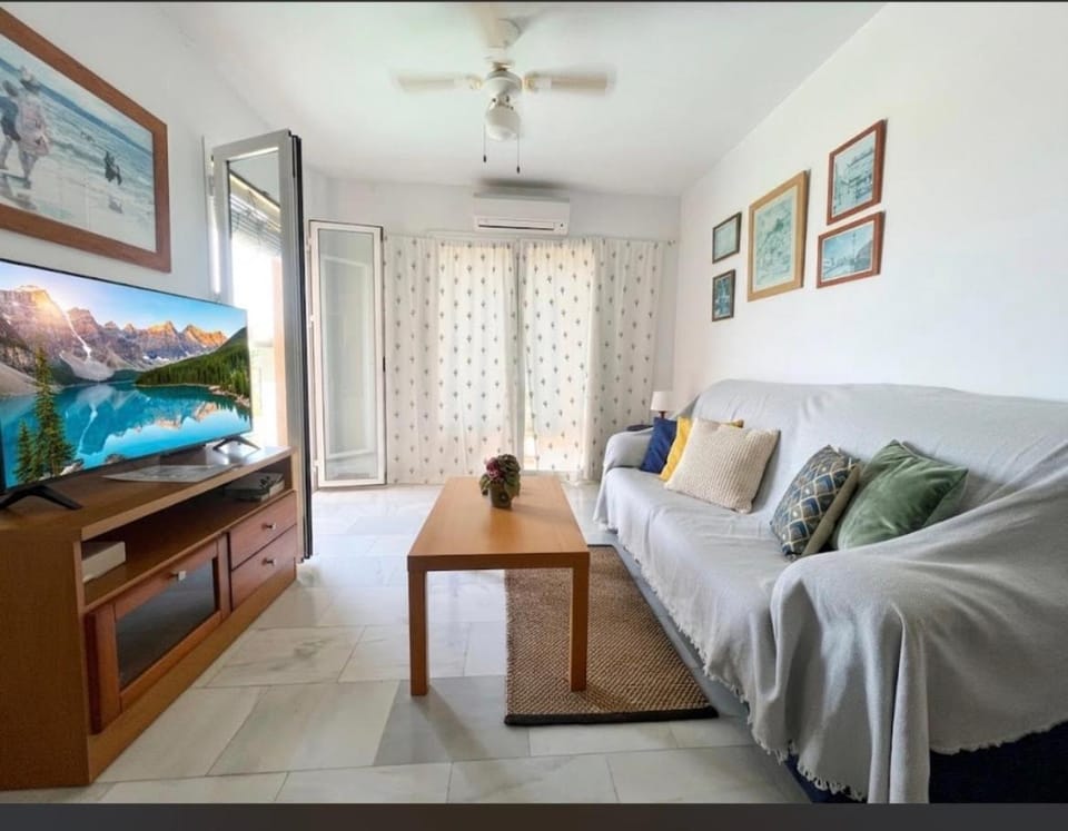 Communal lounge/ TV room, Bed, TV and multimedia, Kitchen or kitchenette, Living room, Photo of the whole room, Seating area, Dining area, Bedroom, sunbed, air conditioner