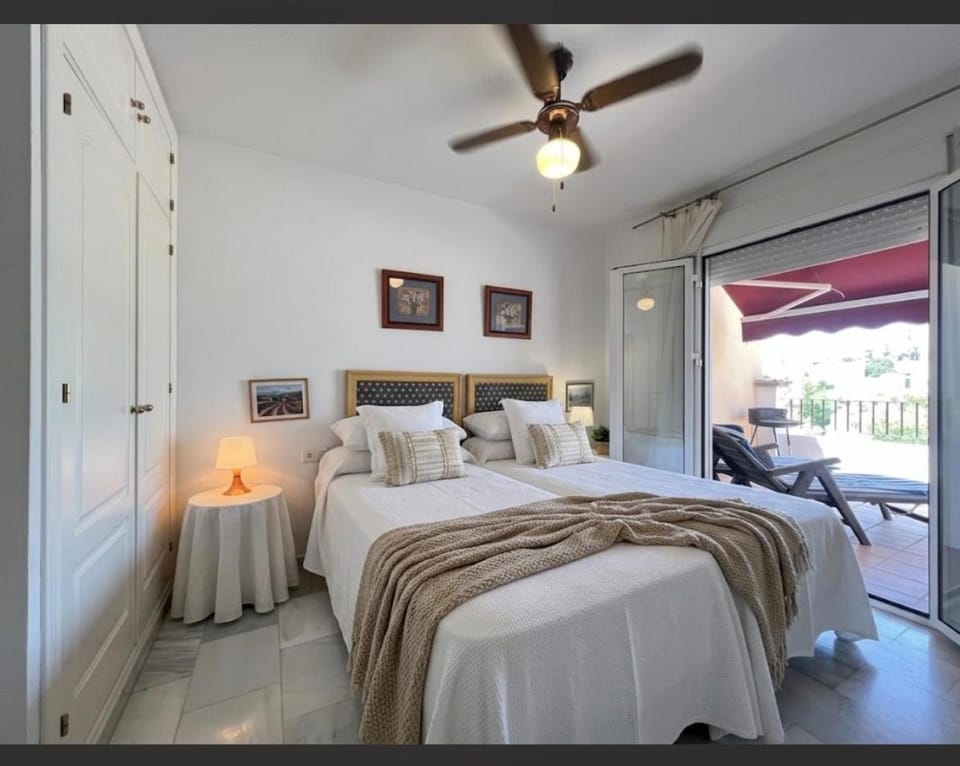 Bed, TV and multimedia, Photo of the whole room, Bedroom, Family, furniture, towels