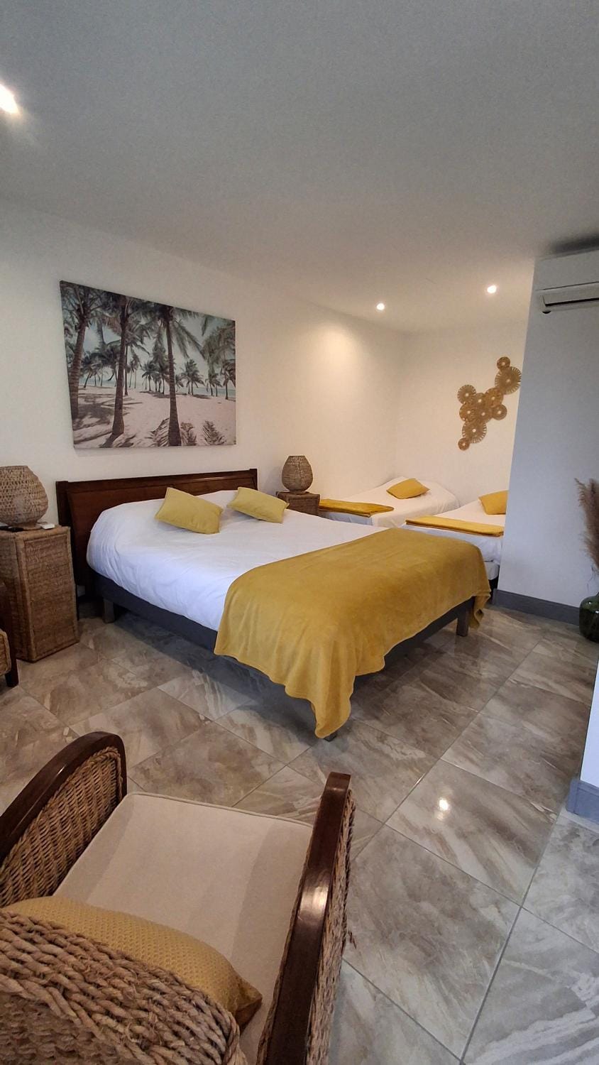 Bed, Photo of the whole room, Bedroom, air conditioner