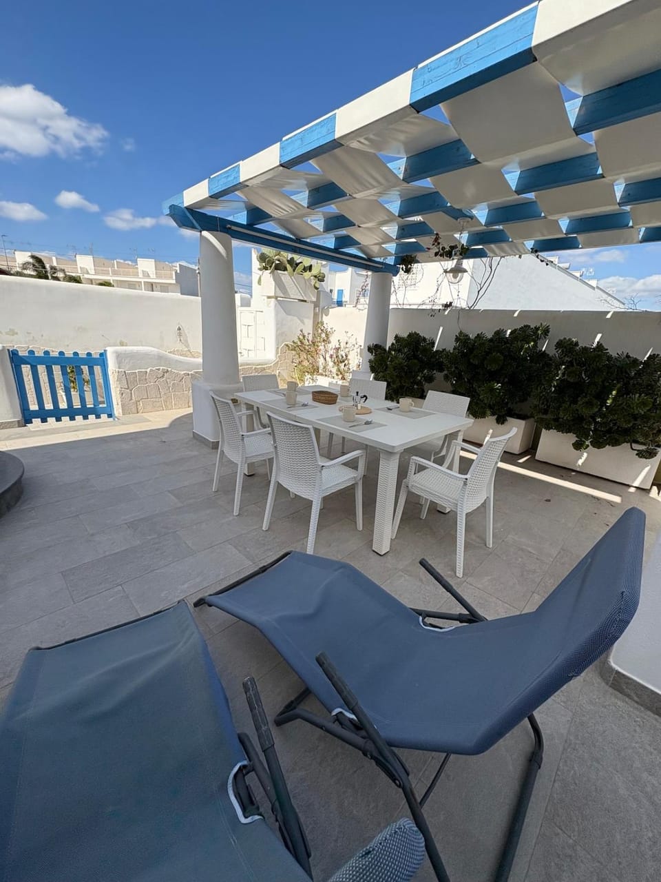 Patio, Day, sunbed