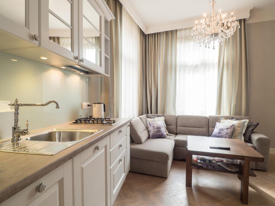 Kitchen or kitchenette, Seating area