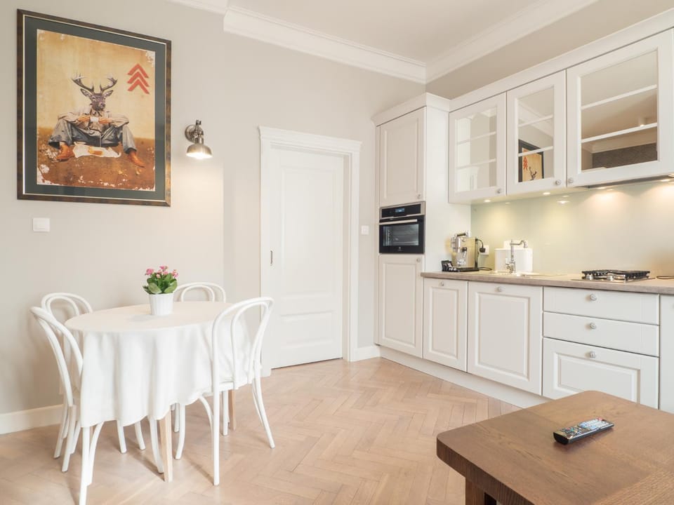 Kitchen or kitchenette, Dining area