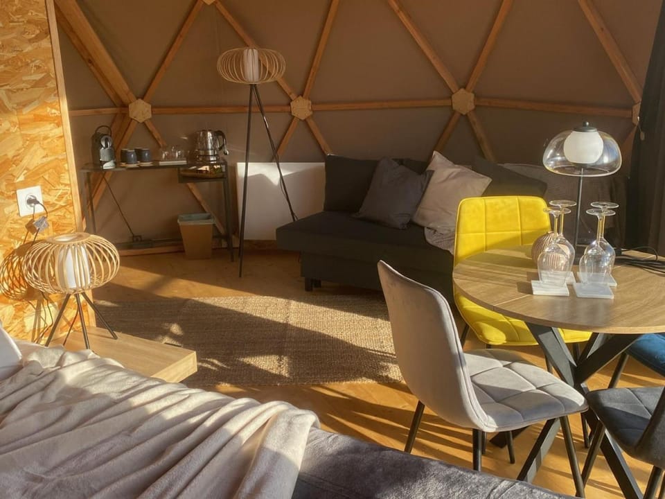 Seating area, Dining area