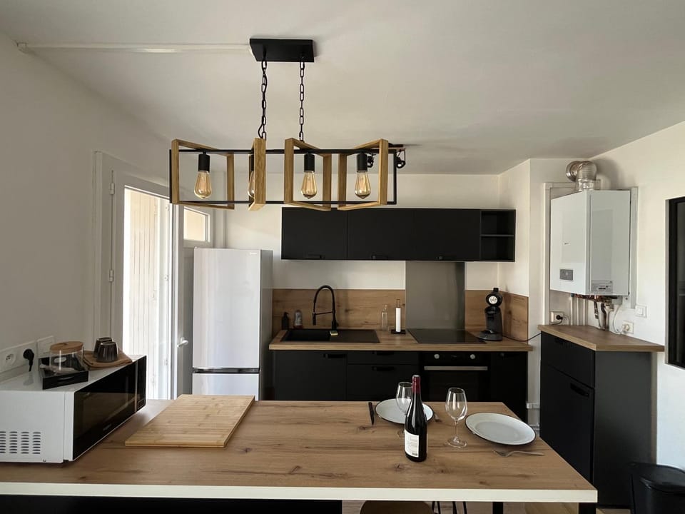 Coffee/tea facilities, Kitchen or kitchenette, Dining area, oven, stove, toaster