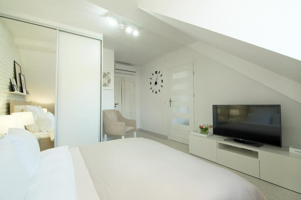 TV and multimedia, Photo of the whole room, Bedroom, wardrobe